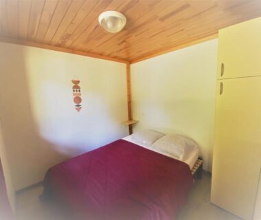 Chambre avec lit double et placard au camping familial les chalets d'Uza