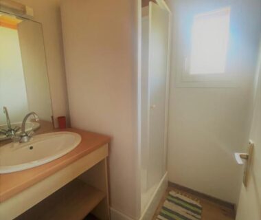 Salle de bain avec douche et lavabo au Camping familial les chalets d'Uza