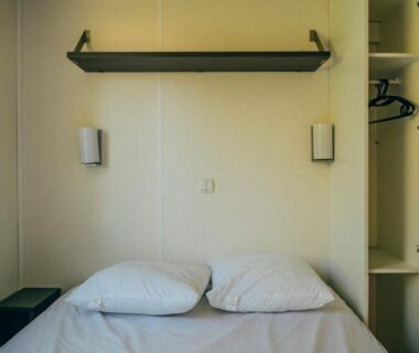 Chambre avec lit et placard dans le mobil-home du Camping intercommunal de Beaurepaire