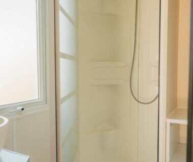 Salle d'eau avec cabine de douche dans l'hébergement du Camping intercommunal de Beaurepaire