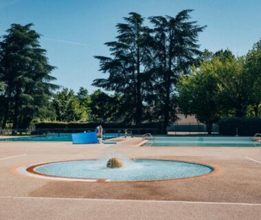 Piscine extérieure avec jeux d'eau au Camping intercommunal de Beaurepaire