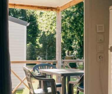 Terrasse couverte avec table et chaises au Camping intercommunal de Beaurepaire