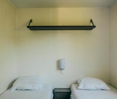 Chambre avec deux lits simples au Camping intercommunal de Beaurepaire