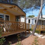 Mobil home sur terrasse ombragée dans la pinède au Camping l'Eléphant