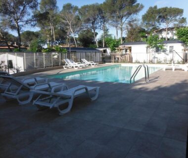 Piscine extérieure avec transats au Camping l'Eléphant