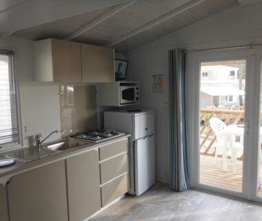 Intérieur de mobil-home avec kitchenette et terrasse du Camping l'Eléphant