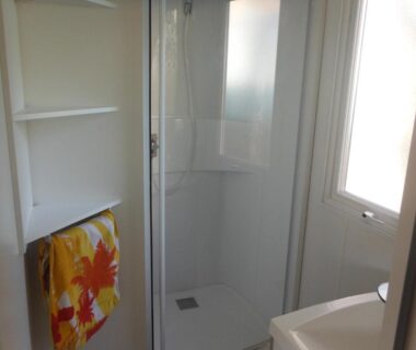Salle d'eau avec douche lavabo et serviette du Camping l'Eléphant