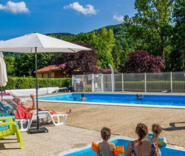 Piscine extérieure et bassin pour enfants au Camping l'Estela sur le GR70