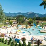 Piscine extérieure avec bassins transats et pelouse au Camping l'Hirondelle Drôme