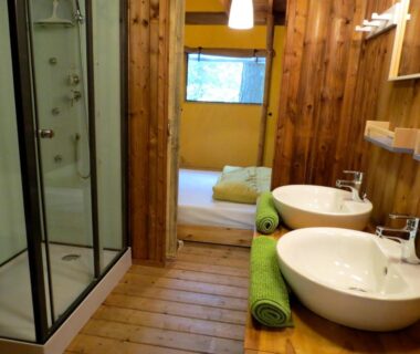 Salle de bains en bois avec double vasque et douche au Camping l'Hirondelle Drôme