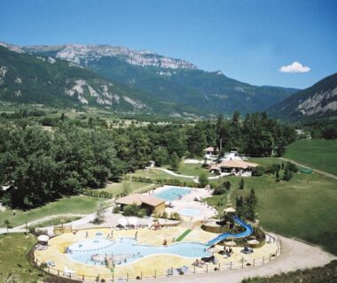 Piscines extérieures et toboggan dans un cadre montagnard au Camping l'Hirondelle Drôme