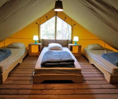 Intérieur de tente avec trois lits au Camping l'Hirondelle Drôme
