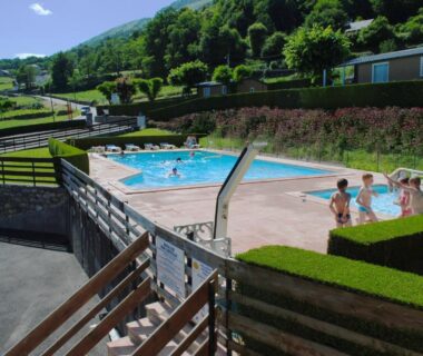 Piscine extérieure avec enfants et mobil-homes au Camping l'Ideal