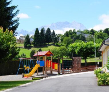 Aire de jeux et paysage montagneux au camping l'Ideal