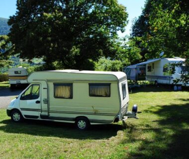 Emplacement herbeux avec camping-car et caravanes au Camping l'Ideal