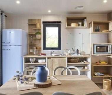 Intérieur de mobil-home avec cuisine équipée et coin repas du camping l'Oso