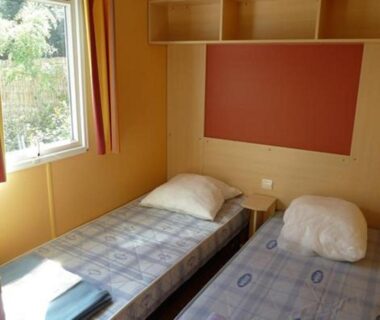 Chambre avec deux lits simples au Camping la Chaumière