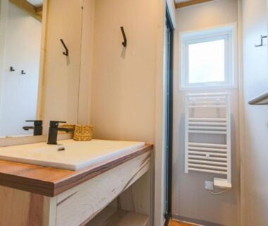 Lavabo et miroir dans la salle de bain du Camping la Croix du Sud