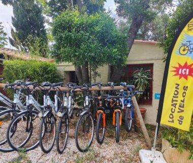 Devant le point de location vélos alignés au Camping la Croix du Sud