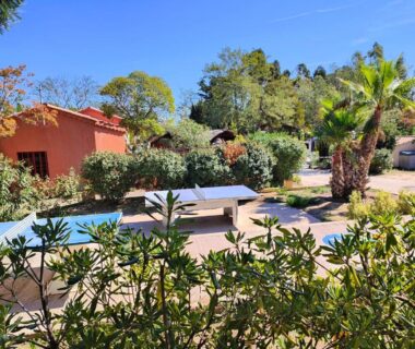Aire de jeux avec table de ping-pong et chalets au Camping la Croix du Sud