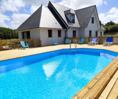 Piscine extérieure sur terrasse en bois au Camping la Haie Penée
