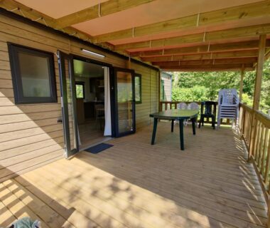 Terrasse couverte avec table et chaises du mobile-home Camping la Haie Penée