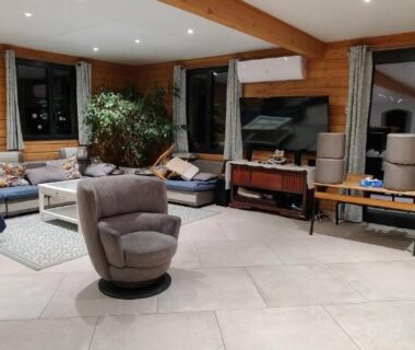 Salon intérieur avec canapés et sapin de Noël au Camping la Haie Penée