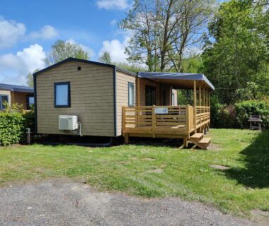 Mobil-home avec terrasse et pelouse au Camping la Haie Penée