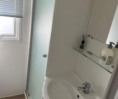 Salle de bain avec lavabo et douche du Camping la Marine