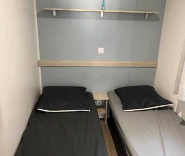 Chambre avec deux lits simples au Camping la Marine
