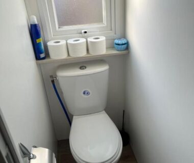 Toilettes compactes avec WC et rouleaux de papier dans le mobil-home du Camping la Marine
