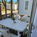 Terrasse avec table et chaises du Camping la Marine