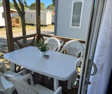 Terrasse avec table et chaises du Camping la Marine