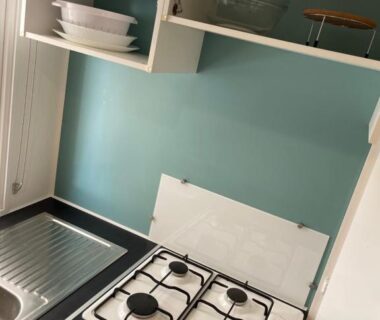 Coin cuisine avec plaque à gaz et évier dans le mobil home du Camping la Paoute