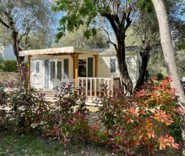 Mobil-home avec terrasse et jardin ombragé au Camping la Paoute