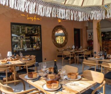 Terrasse couverte avec tables dressées au Camping la Peiriere – Chalet & Mobile-home