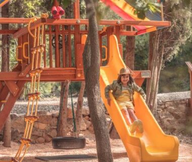 Aire de jeux avec toboggan au Camping la Peiriere Chalet et Mobile-home