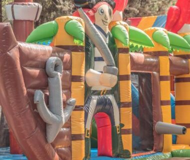 Aire de jeux gonflable bateau pirate en extérieur au Camping la Peiriere - Chalet & Mobile-home