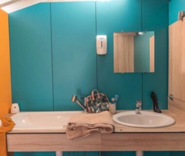 Salle de bains avec baignoire et vasque du Camping la Peiriere – Évasion en Dôme