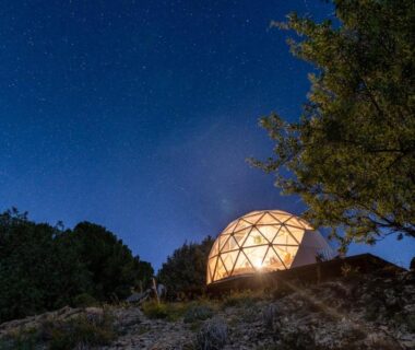 Dôme illuminé sous ciel étoilé au Camping la Peiriere Évasion en Dôme