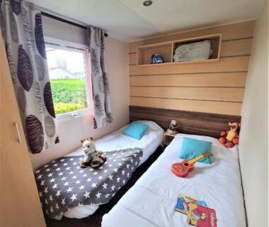 Chambre avec deux lits et peluches au Camping la Plage