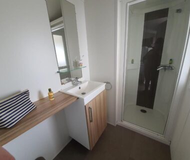 Salle de bains avec douche et lavabo dans le mobil-home du Camping la Plage
