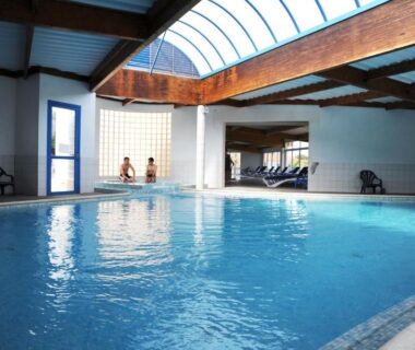 Piscine couverte sous verrière au Camping la Plage
