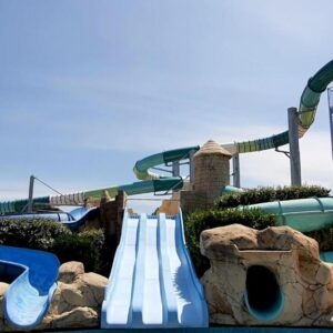 Piscine extérieure et toboggans aquatiques au Camping la Plage