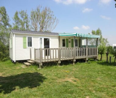 Mobil-home sur pelouse avec terrasse au Camping la Plage