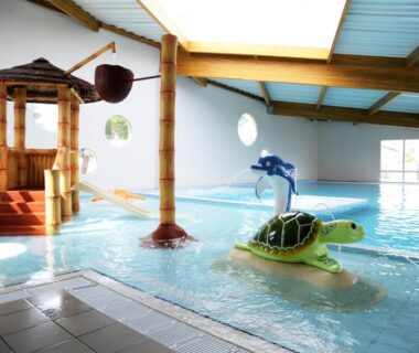 Piscine couverte avec aire de jeux aquatiques au Camping la Plage