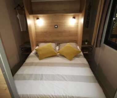Chambre double avec lit liseuses et coussins dans le Camping la Plage Lot Vallée de la Dordogne Rocamadour
