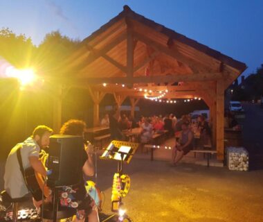 Tonnelle en soirée avec musiciens et public au Camping la Plage Lot Vallée de la Dordogne Rocamadour