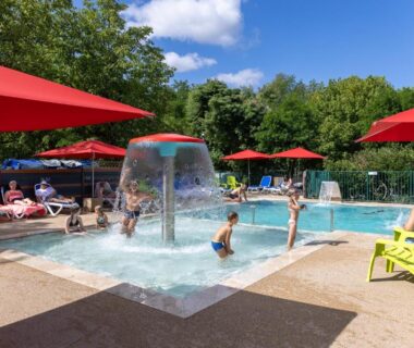 Piscine extérieure avec jeux d'eau et transats au Camping la Plage Lot Vallée de la Dordogne Rocamadour