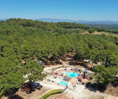 Vue aérienne de la piscine et pins au Camping la Simioune en Provence